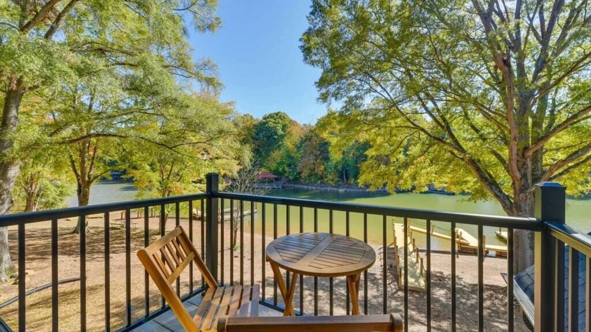 Mount Mourne Apartment | Tranquil Lakefront Carriage House with Dock