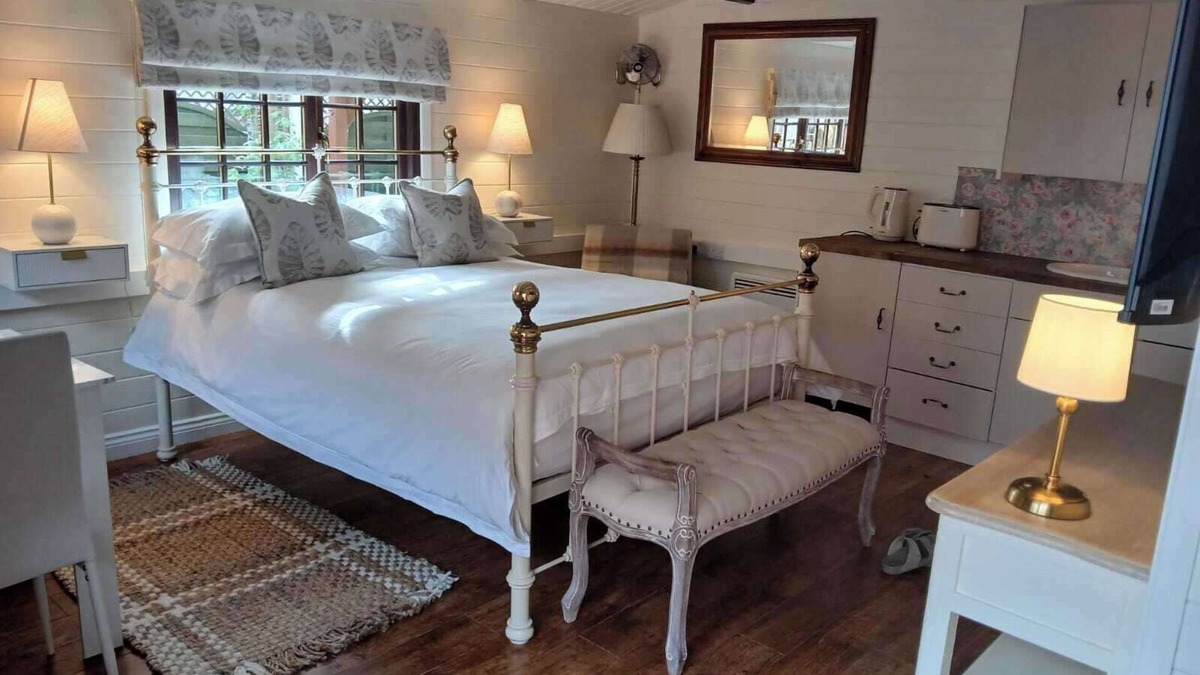Netley Cabin | Tranquil Lodge Retreat in Southampton