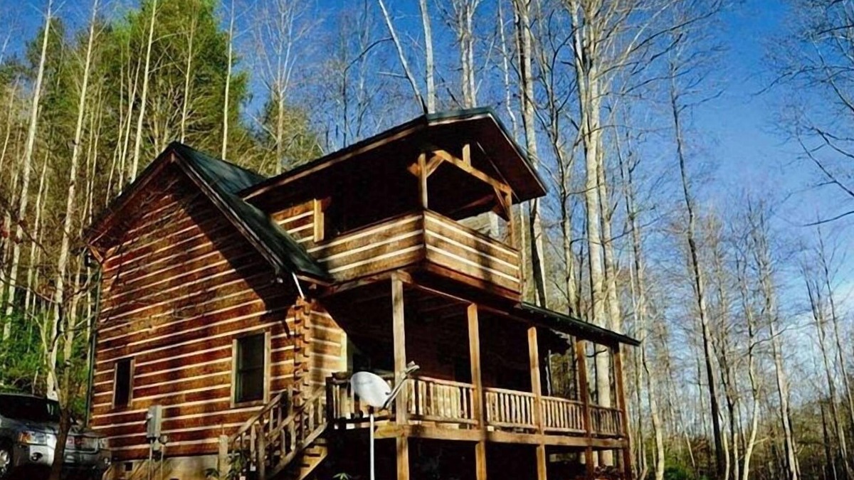 Globe Cabin | Tranquil Log Cabin in Private Mountain Setting with Hot Tub