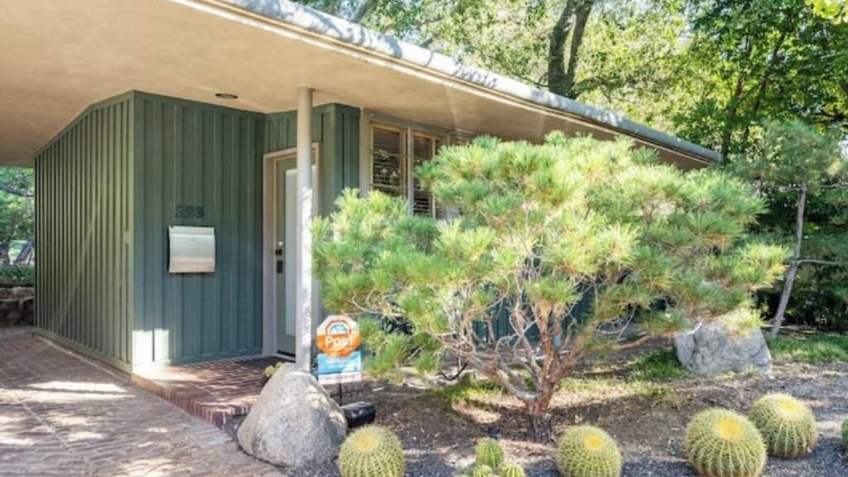 Sierra Madre Cottage | Tranquil Mid Century Guest House in Sierra Madre
