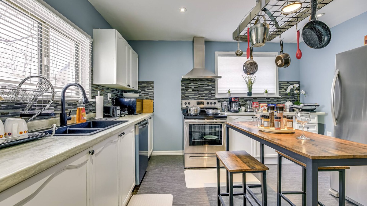 Lakeview House | Tranquil Oasis in Lakeview
