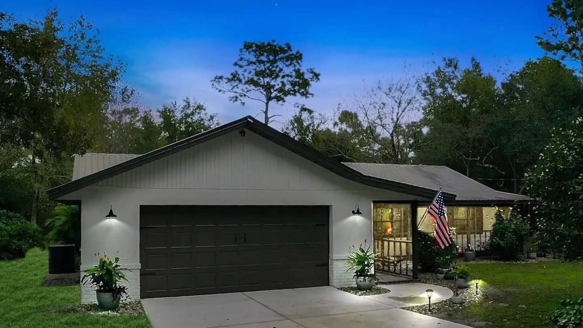 Deltona Lakes House | Tranquil & Peaceful Poolside Retreat Awaits You!