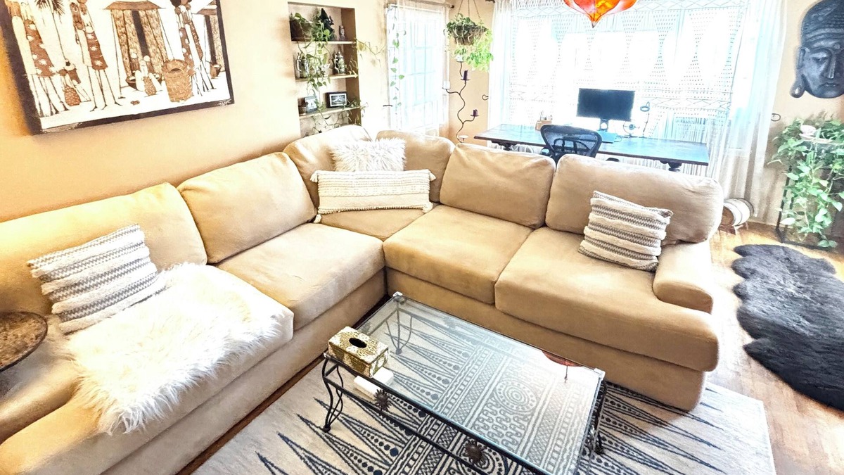 North of Wilshire Apartment | Tranquil, Peaceful Abode. 5 min walk to Montana Street