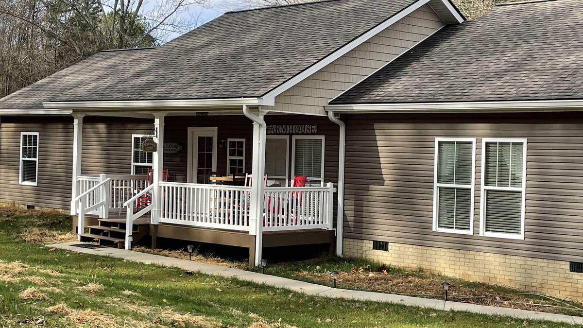 Cleveland House | Tranquil Pondside Getaway