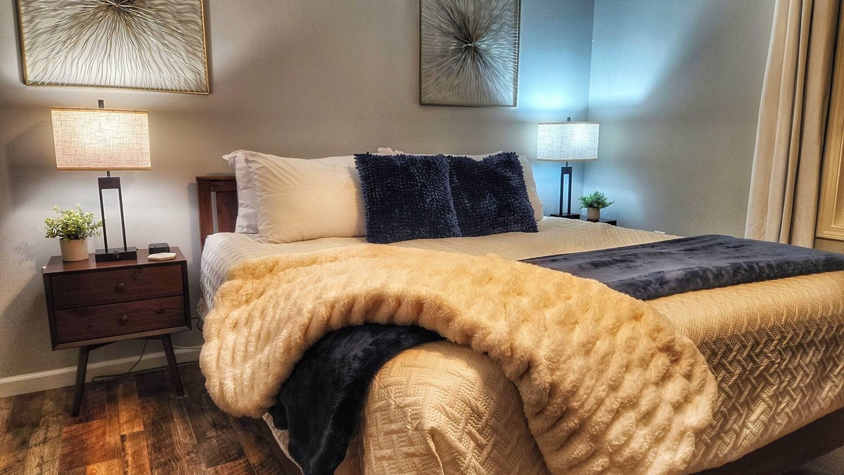 Forest House | Tranquil Retreat-10 Min LU-King Bed-Firepit/Patio-Playset