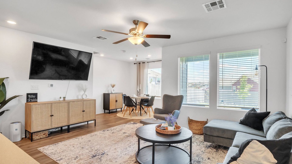 Del Valle House | Tranquil Retreat 15-17 min from COTA, Tesla factory & the Airport. Private patio