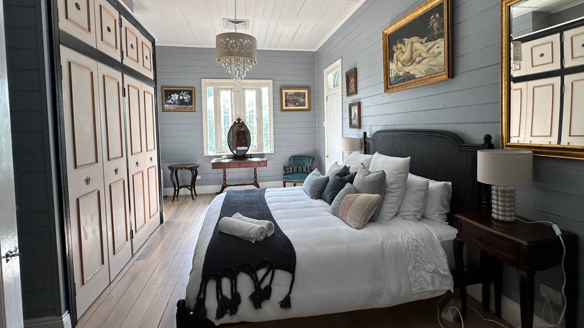 Ewingsdale House | Tranquil Retreat: Charming Country Homestead on 12 Acres, 6km to Byron Bay