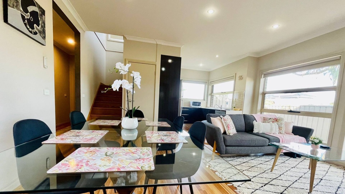 Glenroy House | Tranquil Retreat Near to Airport