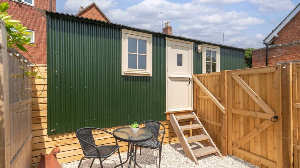 Tewkesbury Cabin | Tranquil Riverside Shepherd’s Hut in Tewkesbury