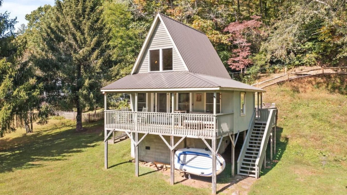 West Jefferson Cabin | Tranquil Riverfront Living at Sasquatch Cabin!