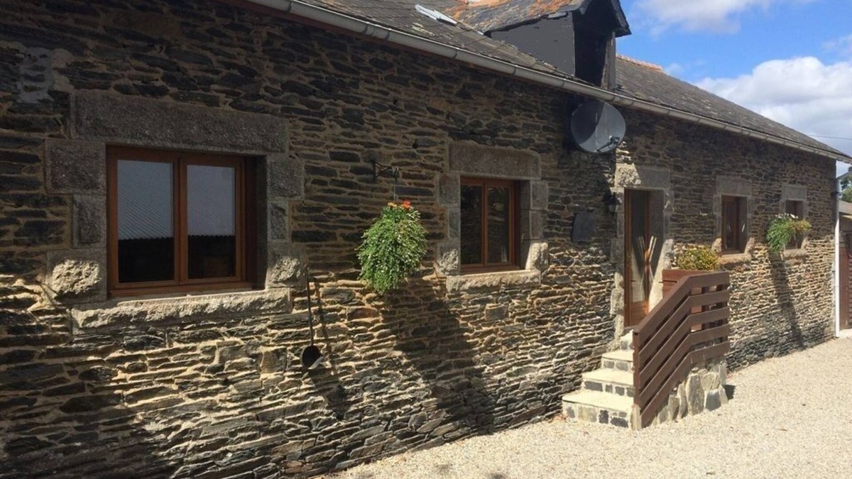 Plussulien House | Tranquil rural farmhouse gite with large garden and terrace