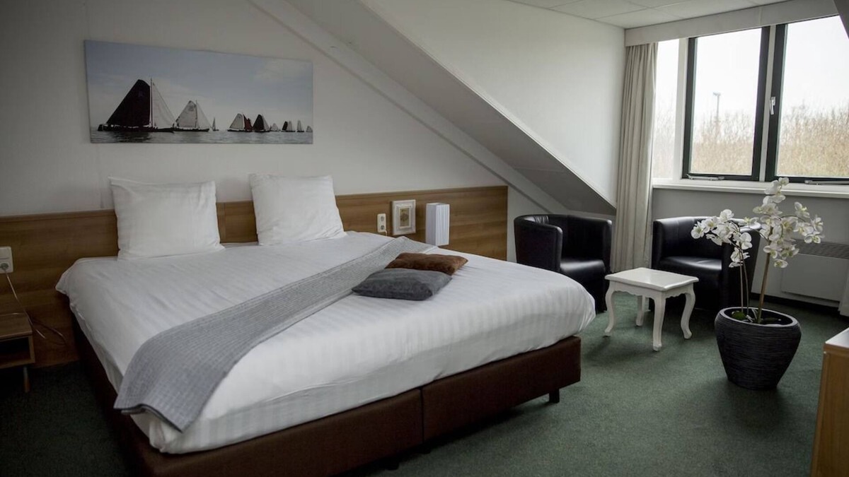 Heerenveen Hotel | Tranquil Sanctuary close to Top Landmarks, Scenic Outdoors & Attractions
