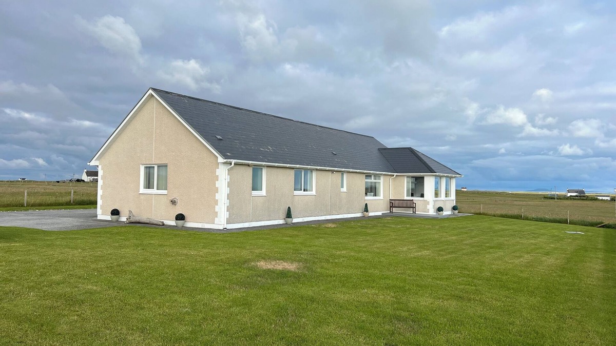 Baleshare House | TRANQUIL SANDS - A Pet Friendly Bungalow, walking distance to a stunning Beach