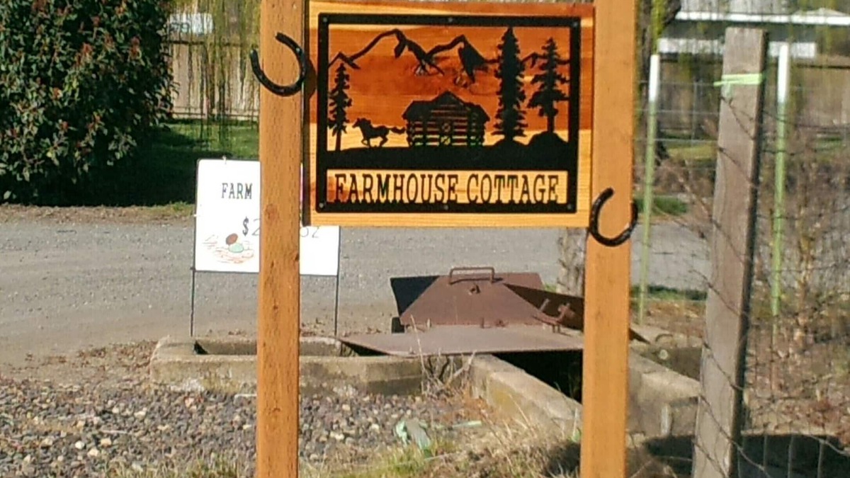 Talent Cottage | Tranquil setting surrounded by panoramic mountain views, grazing horses
