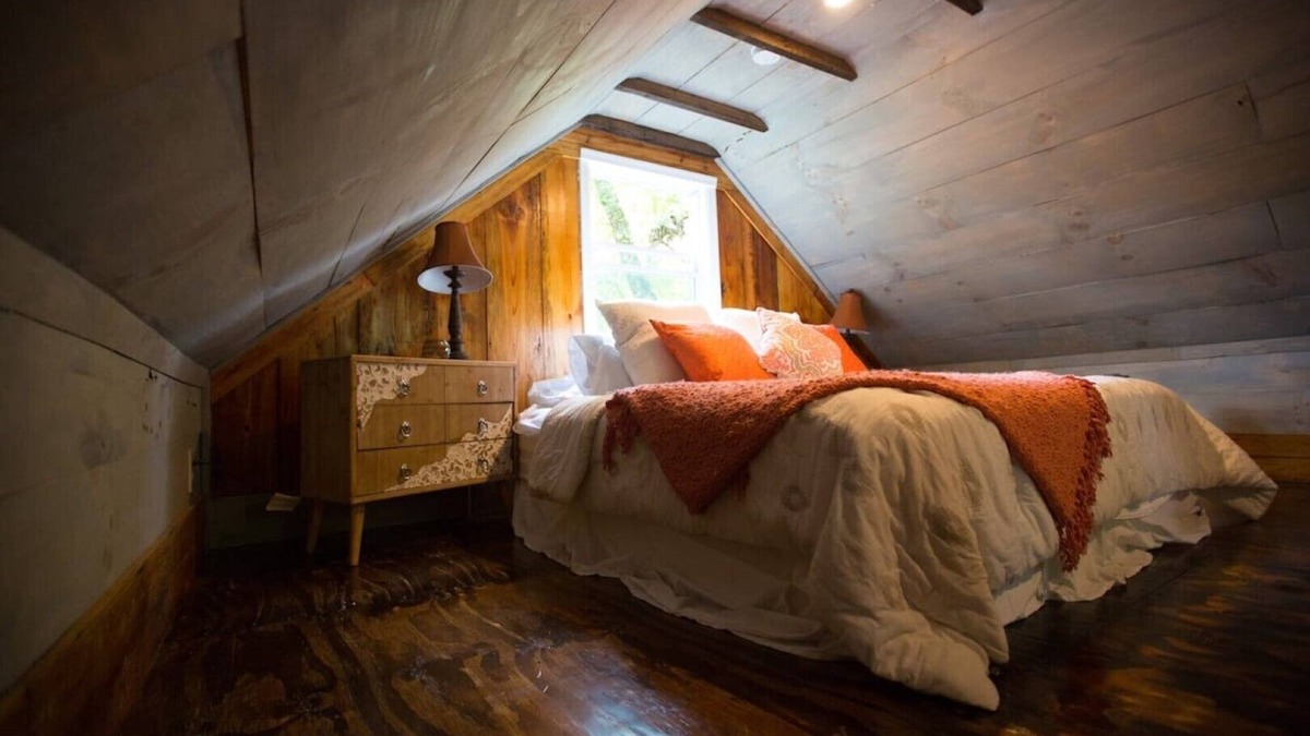 Waterford House | Tranquil Treehouse Cottage, King Bed, River View