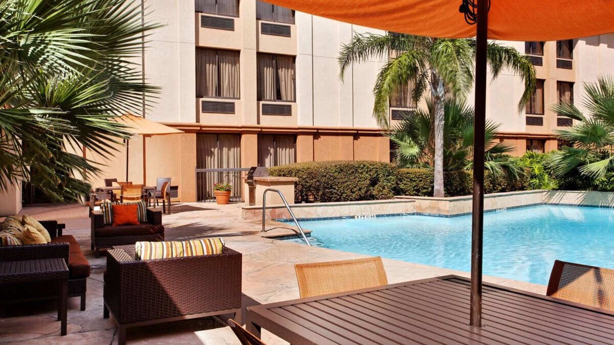 Brookhollow Hotel | Tranquil Units for Adventure Seekers in Vibrant Houston | Pets Are Allowed