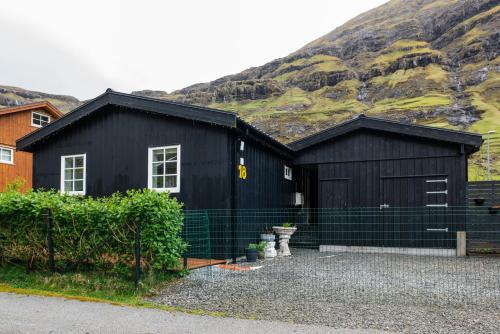 Streymoy House | Tranquil Village Retreat/Tjørnuvík