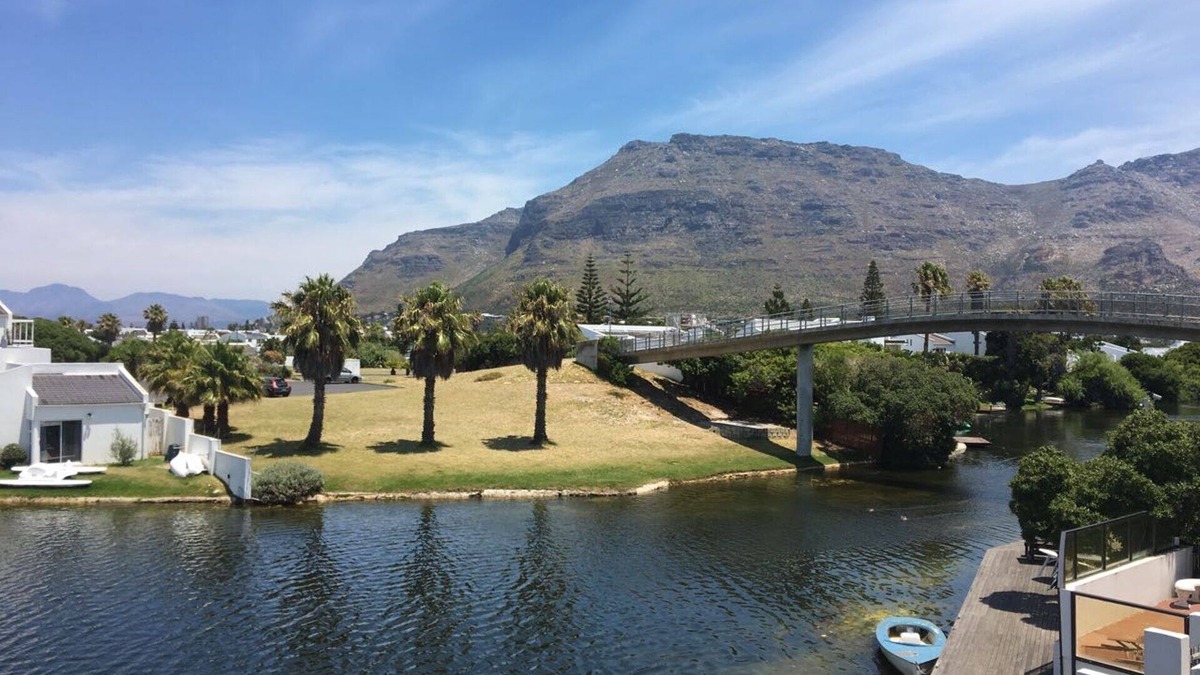Marina da Gama House | Tranquil waters in Marina Da Gama