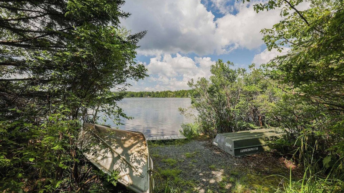 Pocono Summit House | Tranquil Waters – Kayaks Firepit Lakefront