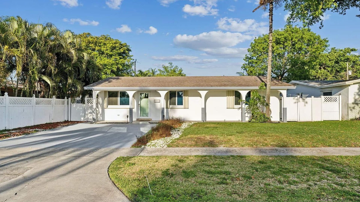 Melaleuca Gardens House | Tranquil Waters w. Heated Private Pool in Central Dania Beach