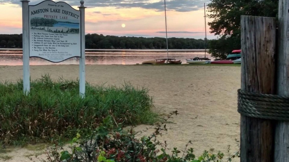 Lebanon House | Tranquility awaits on Amston Lake!
