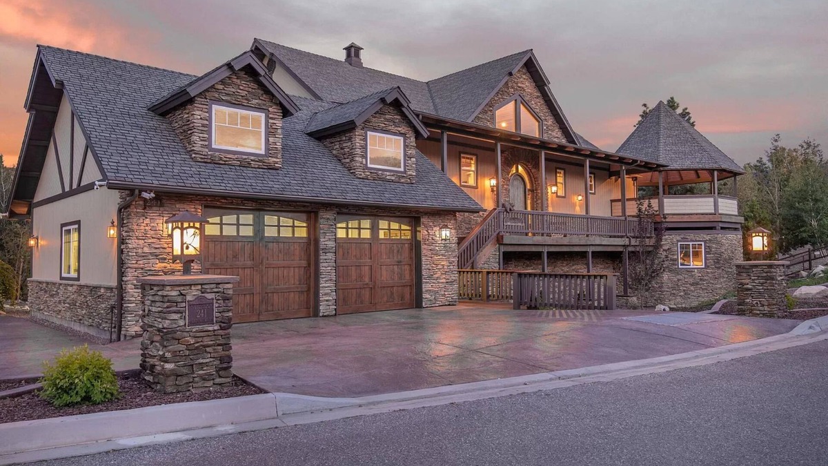 Castle Glen Estates Cabin | Tranquility Lodge by Destination Big Bear : Luxury in Castle Glen Estates! Pool Table!