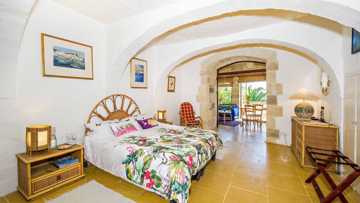 Ta' Għammar Apartment | Tranquillity Suite in an amazing 400-year-old self-catering farmhouse with pool