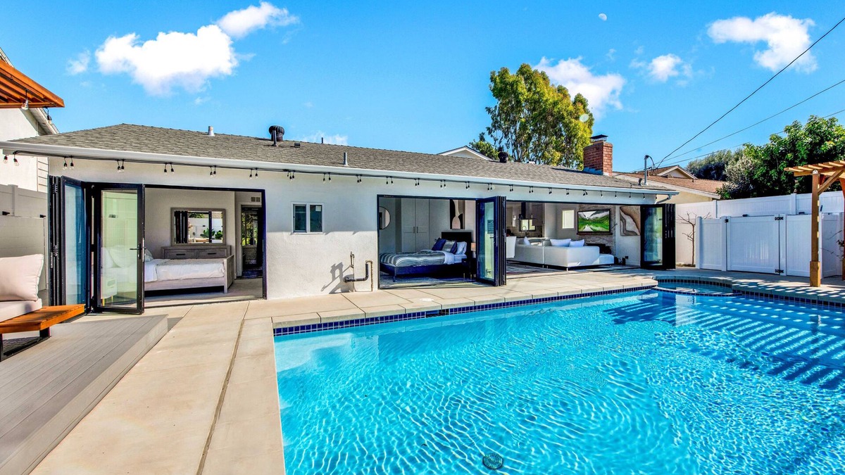 Huntington Beach House | Transports you to a world of privacy your entertainment and relaxation begin.
