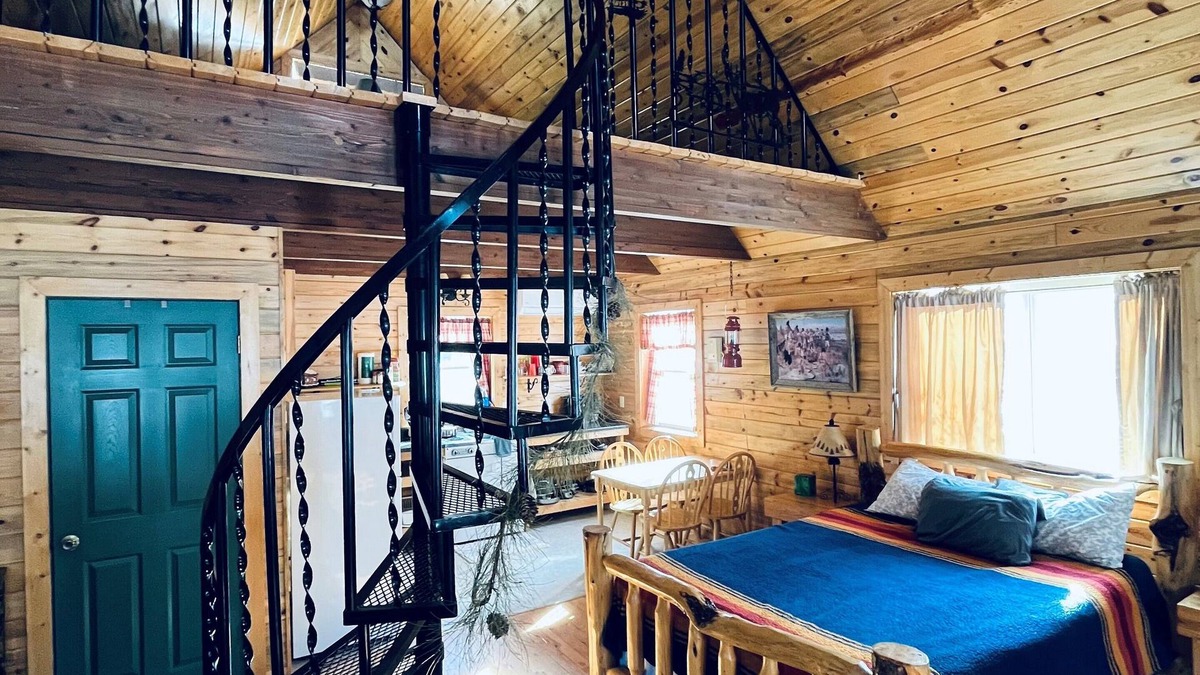 Salmon Cabin | Trapper Cabin, Greyhouse Inn Vacation Rentals