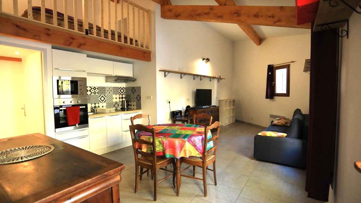 Saint-Jean-de-Bueges Apartment | Tras Castel, apartment 4 places, garden, swimming pool, barbecue, free parking