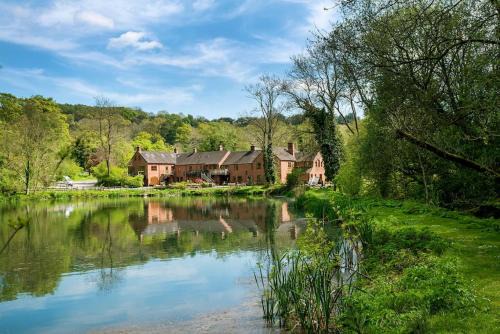 Froghall House | Travel Fox Cottages- Swimming Lake, BBQ Hut, Games Area - Alton Towers