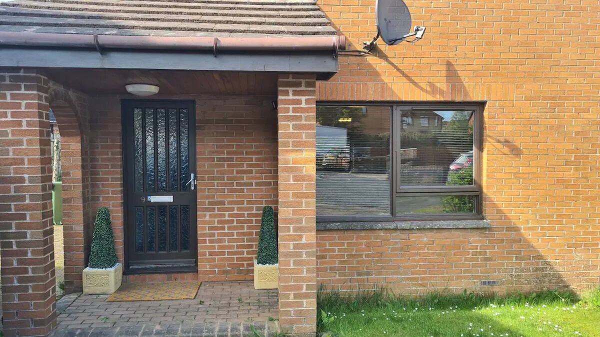 Nitshill House | TRAVEL HOST 3 BEDROOM HOUSE WITH FREE PARKING