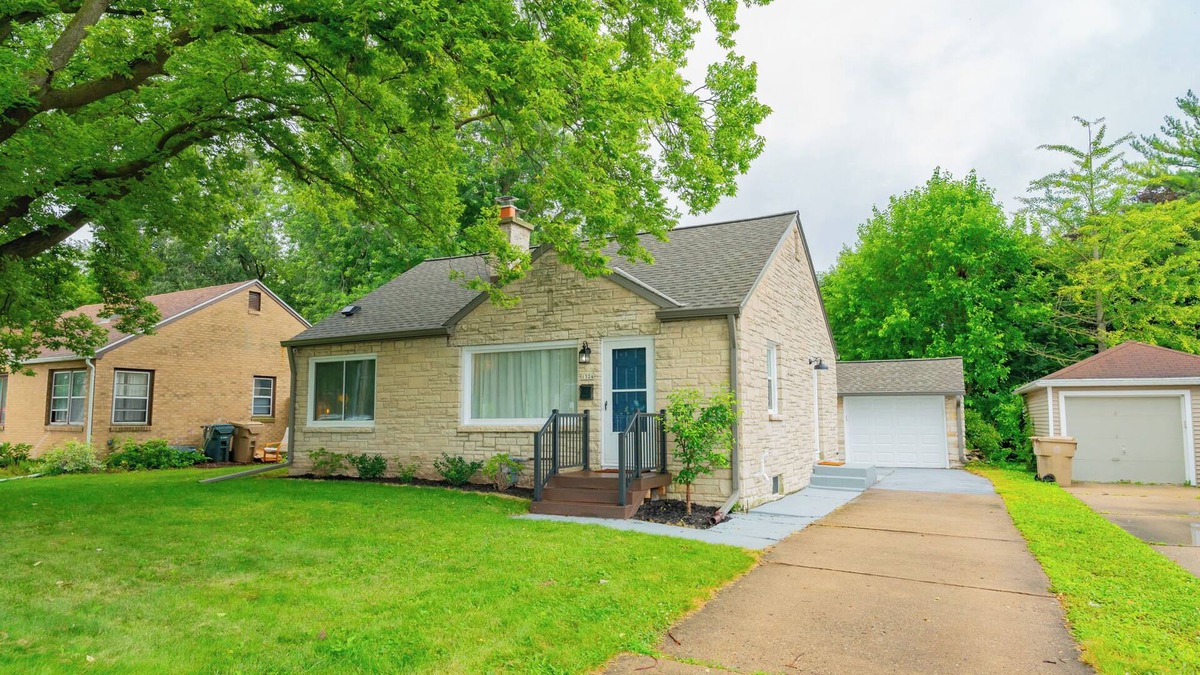 Bay Creek House | Travel Nurse’s Modern Bungalow! Cozy 3 Bedroom Home