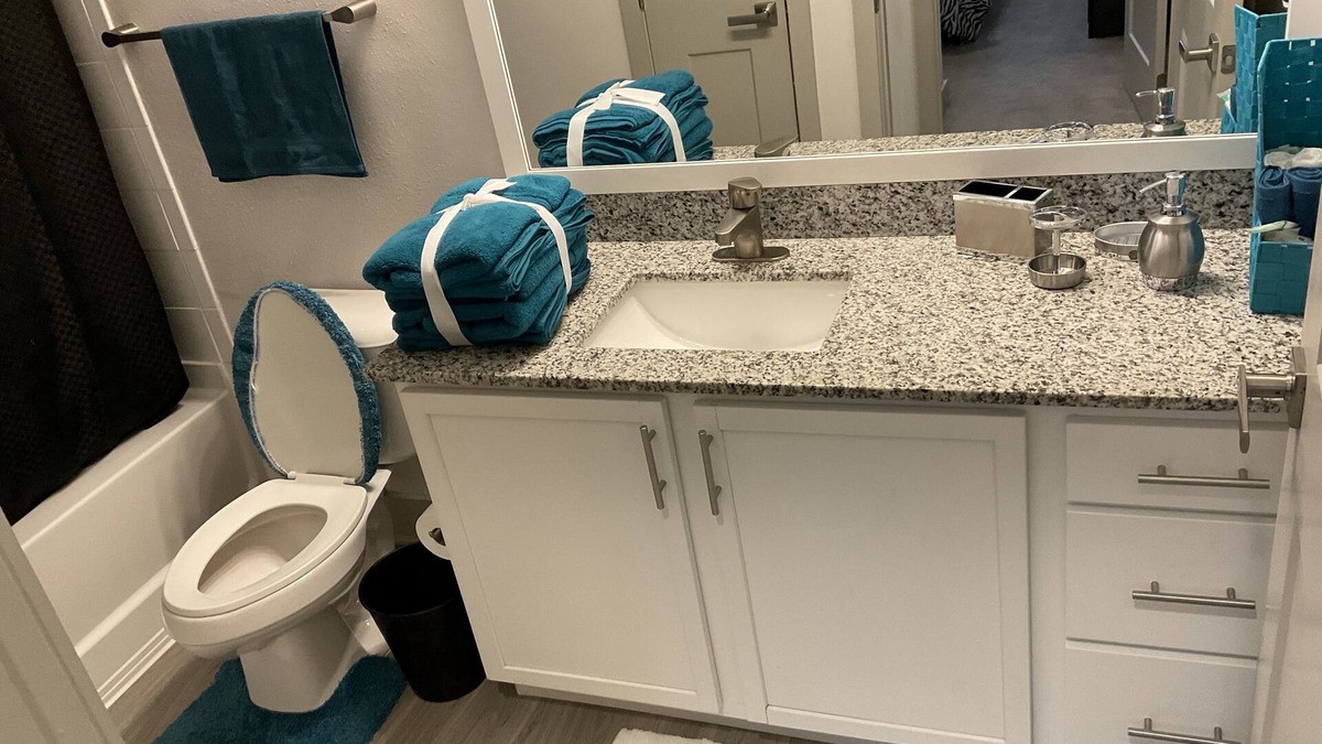 Deerwood Apartment | Travel Nurse who want to take a break after a long shift. a 1b/1b King Bed