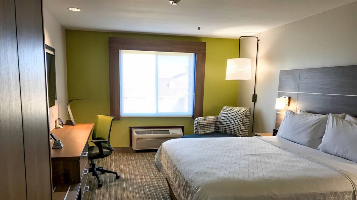 Lubbock House | Travel Well & Stay in Cozy Room! Free Breakfast
