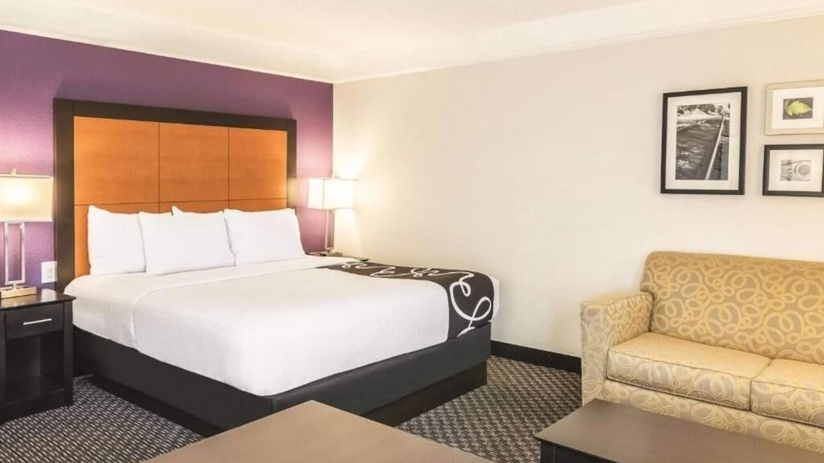 Airport North Hotel | Travel With Ease – Free Shuttle + Comfortable Accommodation | Free Breakfast