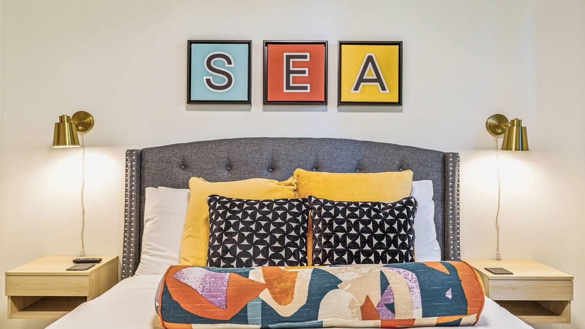 East Queen Anne House | Travelers Dream-Steps to Space Needle- Shared Backyard