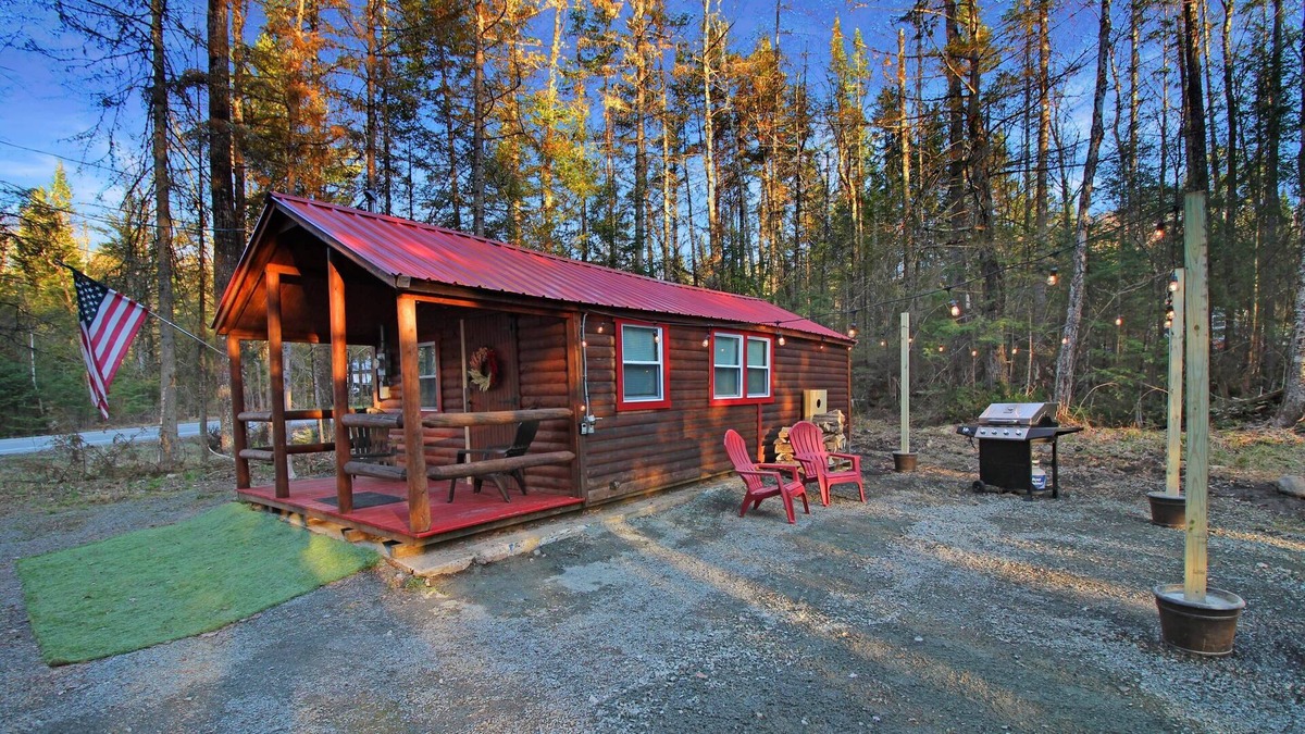 Gilman House | Travelers Haven: Cozy Romantic Log Cabin, Fire Pit, AC, Gas Grill, Dog Included, FAST WiFi,