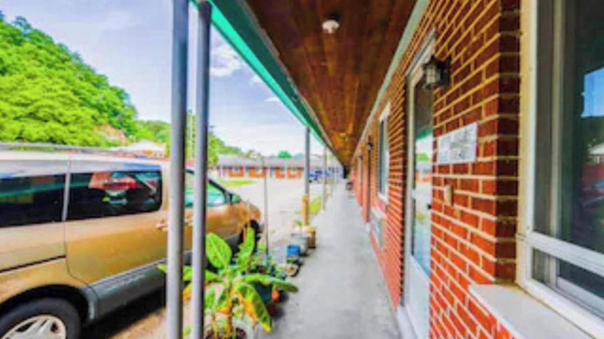 Blue Jay Hotel | Travelers Inn by OYO Beaver, Hwy 19