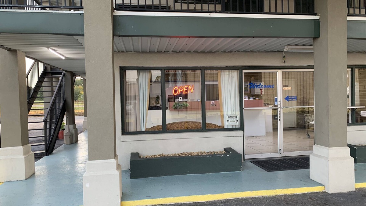 Valdosta Hotel | Travelers Inn