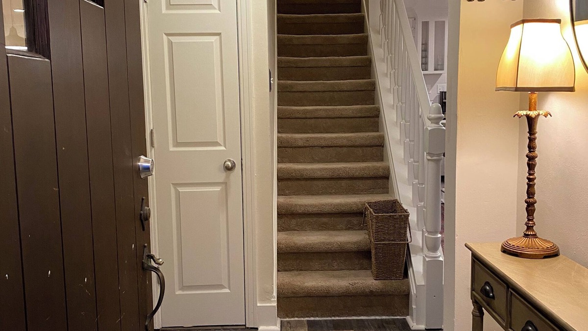 New Kensington House | Traveling professionals. Well-appointed, fully furnished 2-bedroom home.