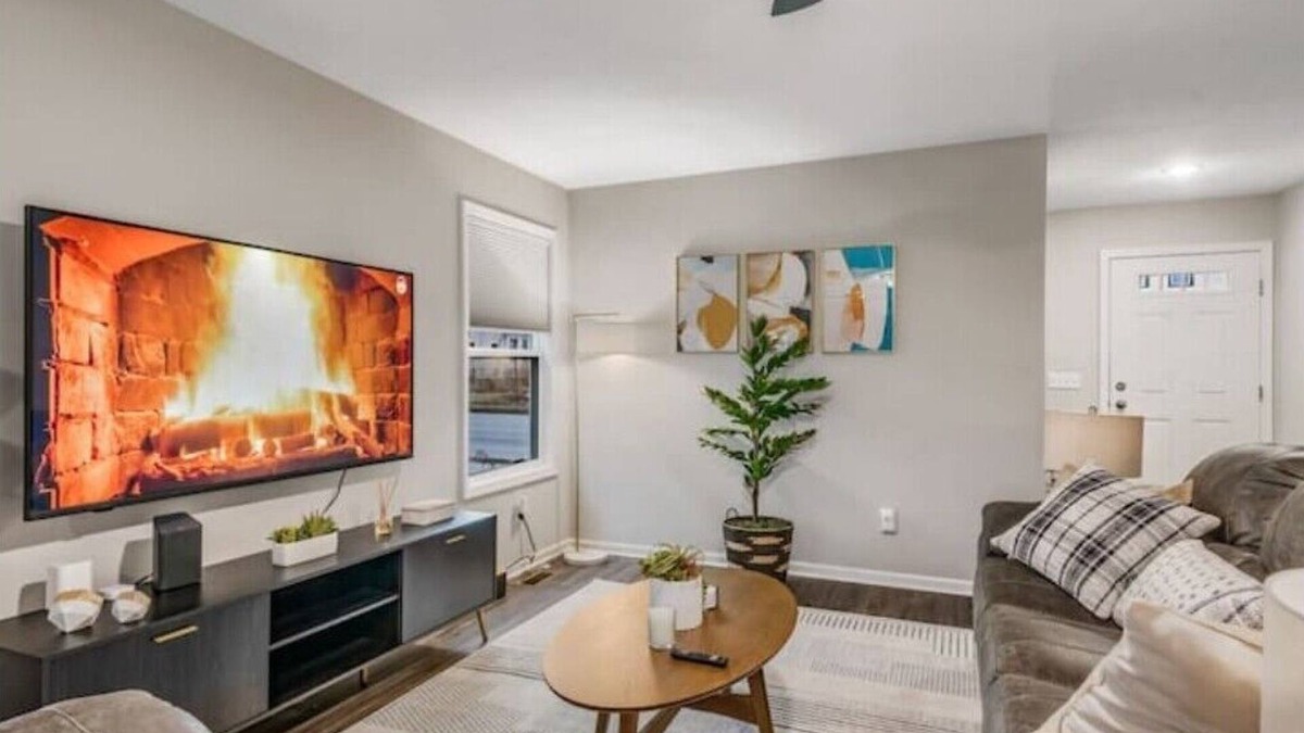 Fort Wayne House | Traveling worker-ready Transitional Modern Home!