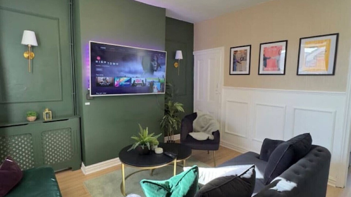 Cradley House | Travellers Choice! 3Bed Home SmartTv Gated Parking