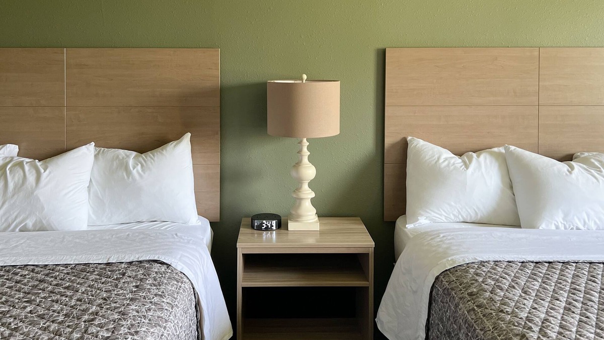 Atlanta Hotel | Travelodge by Wyndham Atlanta, Illinois