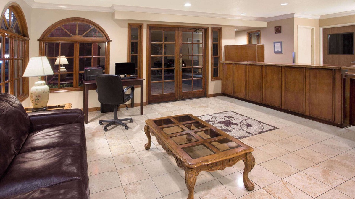 Downtown Hotel | Travelodge by Wyndham Costa Mesa Newport Beach Hacienda