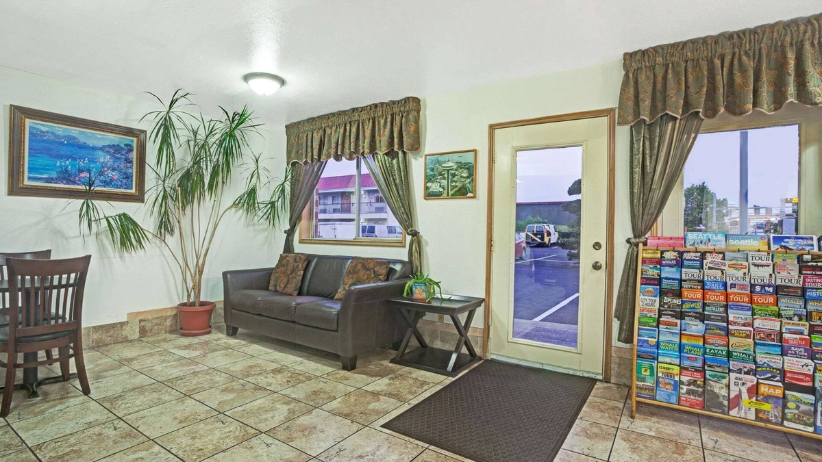 Licton Springs Hotel | Travelodge by Wyndham Seattle North of Downtown