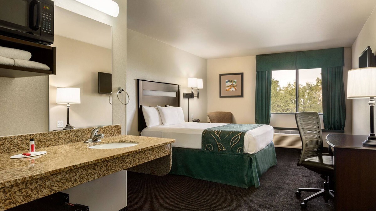 Santa Teresa Hotel | Travelodge by Wyndham Santa Teresa