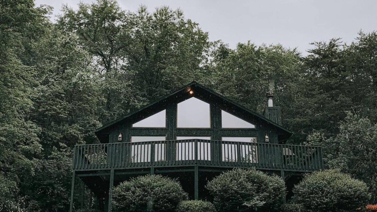 Logan Ski Chalet | Travis Lodge, 4 BR Lodge with Great View and Hot Tub
