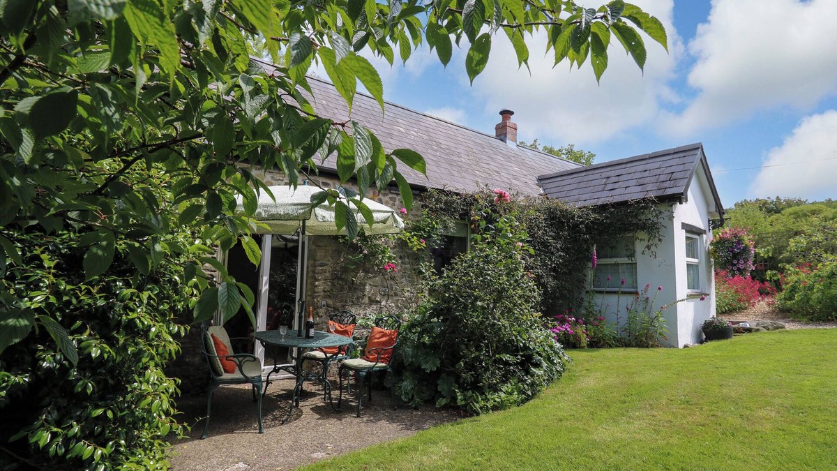 Llanllwchaiarn Cottage | TRAWSNANT COTTAGE, pet friendly, with hot tub in New Quay