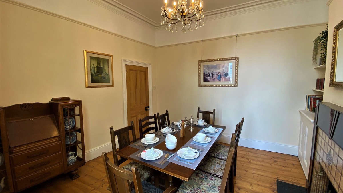 Douglas House | Tre@westminster residence - Spacious Period Townhouse in Douglas With EV Charger